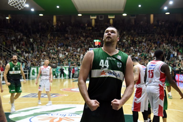 La Sidigas strappa Gara2 al fotofinish, a Reggio Emilia per il match point