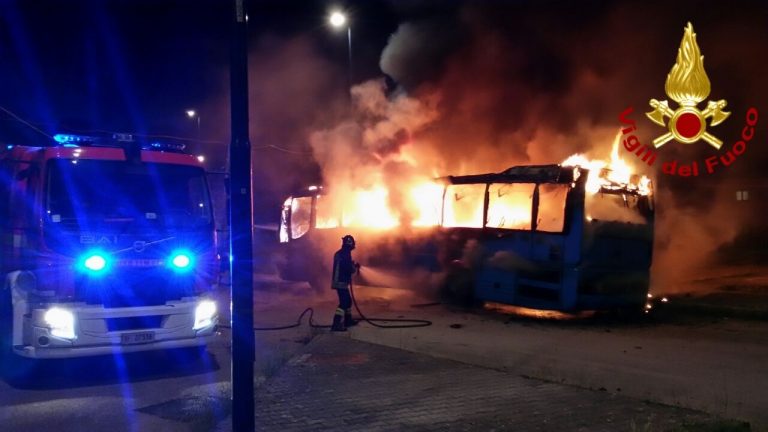 FOTO/ Paura a Serino, autobus a fuoco in piazza San Giuseppe