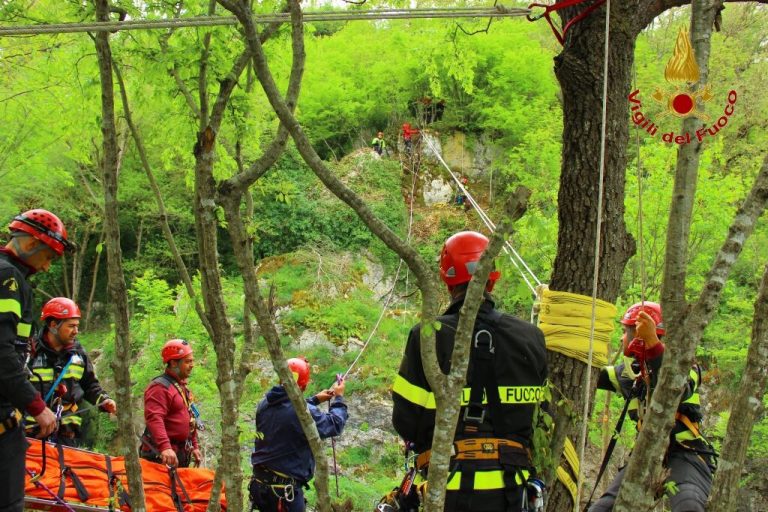 FOTO/ Straordinaria esercitazione del personale SAF del Comando dei Vdf di Avellino