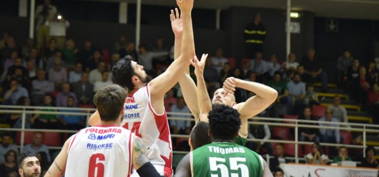 Fesenko giganteggia su Reggio Emilia, la Sidigas va di ventello