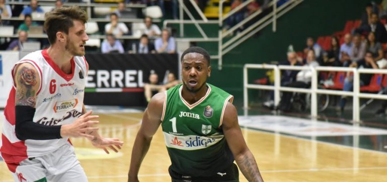 Ragland show e la Sidigas vola in semifinale, Reggio sbranata 3-0