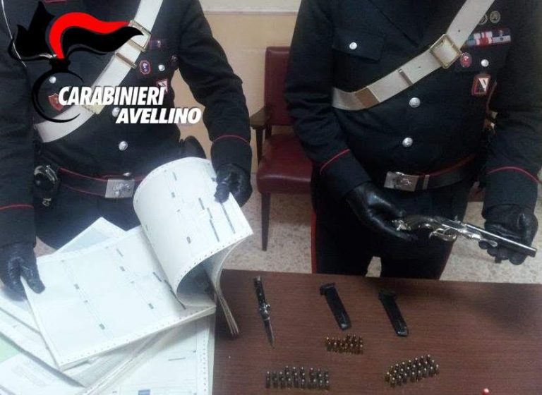 Armi, munizioni e carte di circolazione in bianco: arrestato 50enne