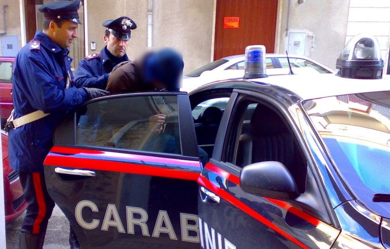 Rapina, ricettazione e porto abusivo d’armi: arrestato un 62enne