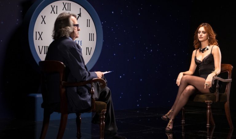 FOTO/ 1993, Gigi Marzullo “veste” i suoi panni e intervista la showgirl Veronica Castello