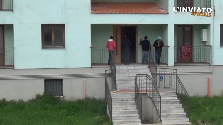 VIDEO/ Volturara, otto famiglie disperate occupano casa. L’inviato speciale fa chiarezza sulla vicenda
