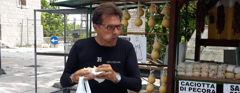 VIDEO/ Pane, fede e provolone dopo la fatica: è la scalata-bis di Novellino