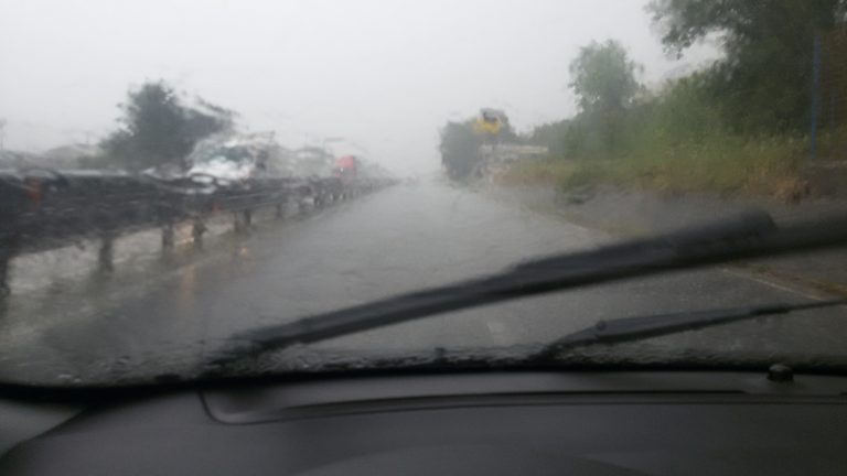 Nubifragio ad Avellino e provincia, pochi minuti di pioggia bloccano le strade