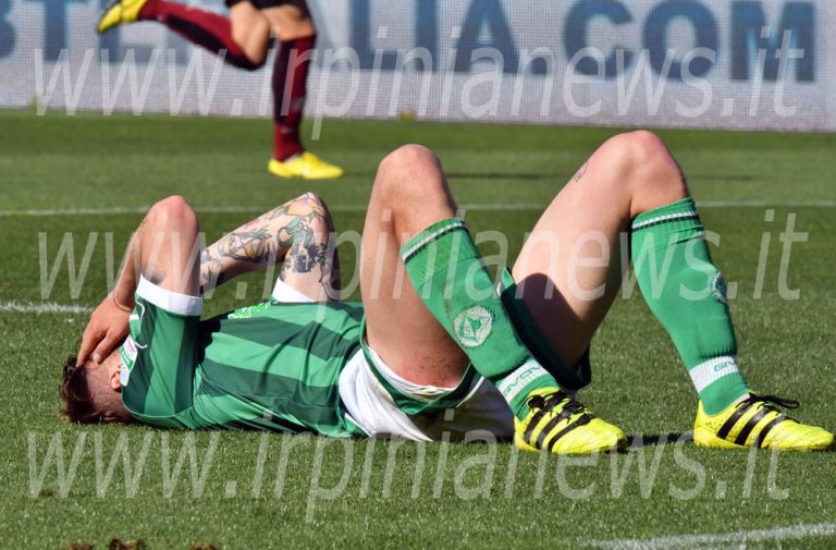 Notte fonda al derby: l’Avellino sprofonda nei playout. Rivivi il live