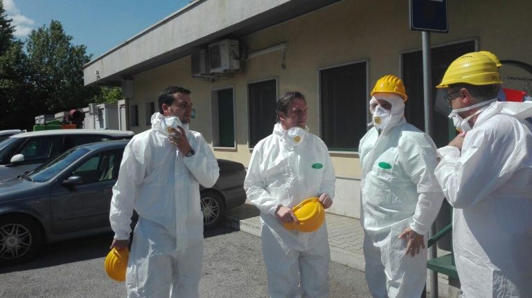 VIDEO e FOTO/ Sibilia (M5S) visita lo Stir: “Impianto vetusto, va ammodernato. Nessuno parli di ampliamento”