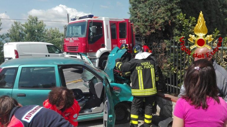 Si schianta contro un muro a Gesualdo: ricoverato in ospedale
