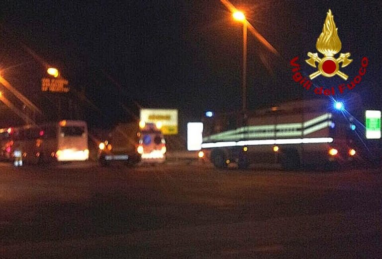Paura sull’A/16, autobus va in ebollizione: salvi 50 anziani