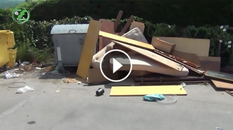 VIDEO/ Ci vuole Costanza: il governatore De Luca tra i rifiuti abbandonati di Avellino