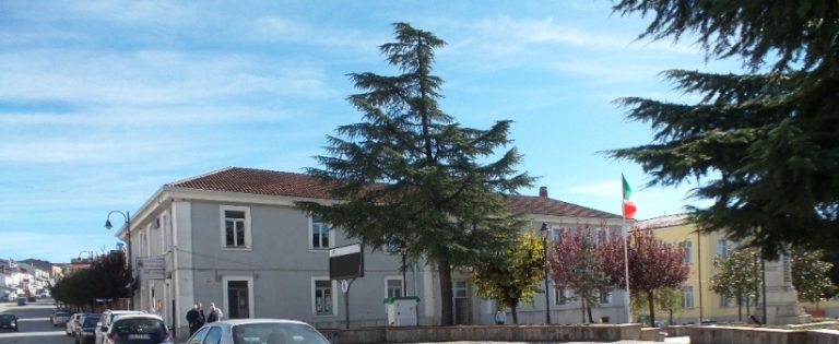 Aquilonia, occupa l’ufficio del sindaco e minaccia di lanciarsi nel vuoto