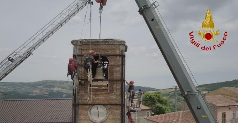 FOTO e VIDEO/ Spettacolare intervento dei VVF sul campanile della chiesa di Savignano Irpino