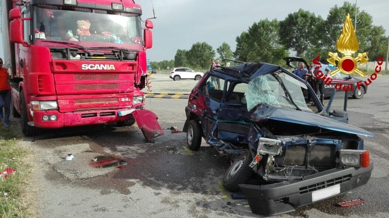 FOTO/ Resta incastrato nell’abitacolo, liberato dai vigili del fuoco dopo incidente con autoarticolato