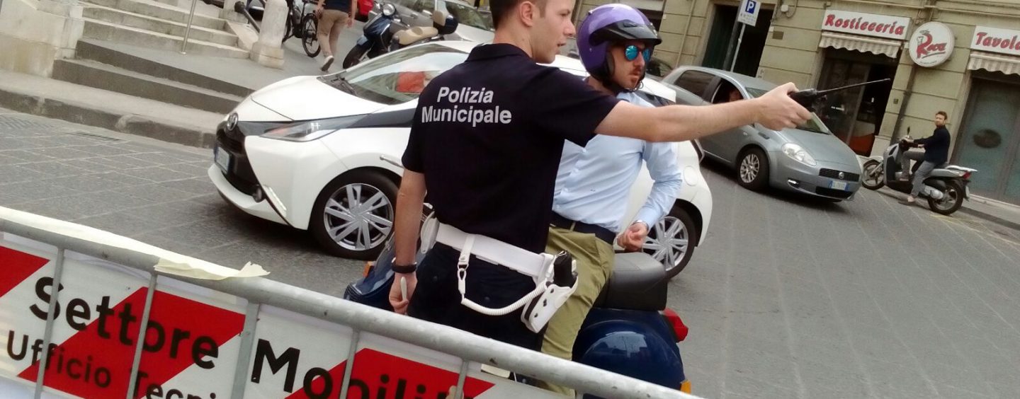 FOTO/ Avellino in fremito per il Vescovo Aiello: controlli serrati e metal detector, ripristinate le fontane di Piazza Libertà