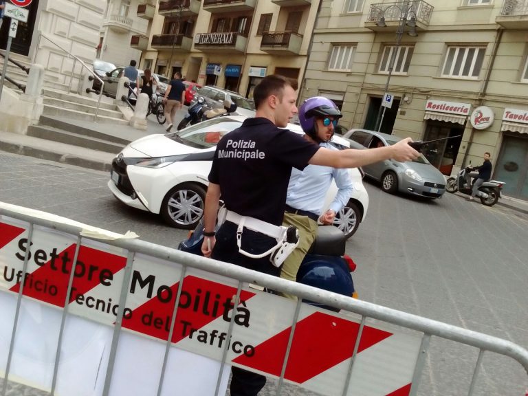 FOTO/ Avellino in fremito per il Vescovo Aiello: controlli serrati e metal detector, ripristinate le fontane di Piazza Libertà
