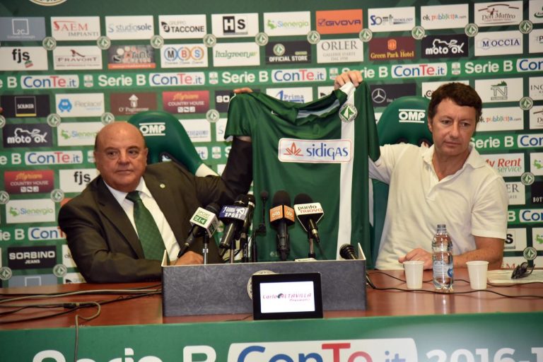 FOTO/ Avellino Calcio – Taccone e De Cesare mostrano la nuova maglia