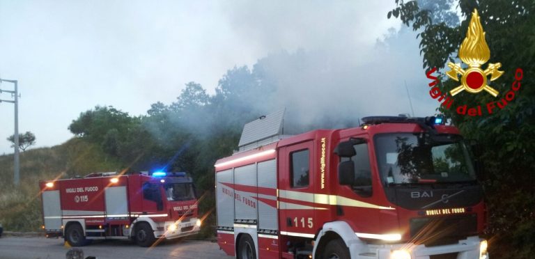 Incendi, Irpinia al girarrosto: oltre trenta interventi dei caschi rossi