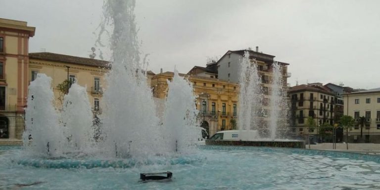 Prove tecniche a Piazza Libertà: l’acqua torna a zampillare dalle fontane