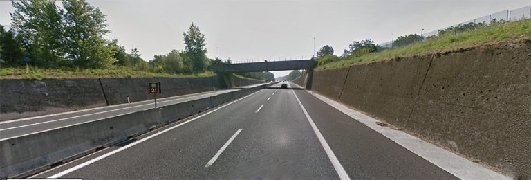 Schianto con la moto in autostrada: un morto sulla A16