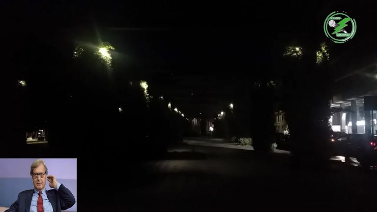 VIDEO/ Ci vuole Costanza: Sgarbi e il “Buio d’artista” di Piazza Kennedy