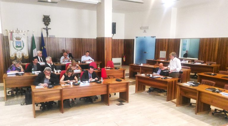Consiglio blando al Comune di Avellino: le interrogazioni su Stadio e Teatro, l’assise si aggiorna a lunedì