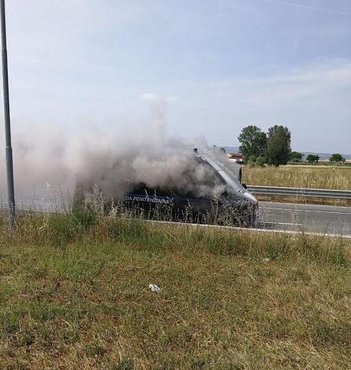 Tragedia sfiorata sulla A/16: in fiamme furgone della Polizia Penitenziaria