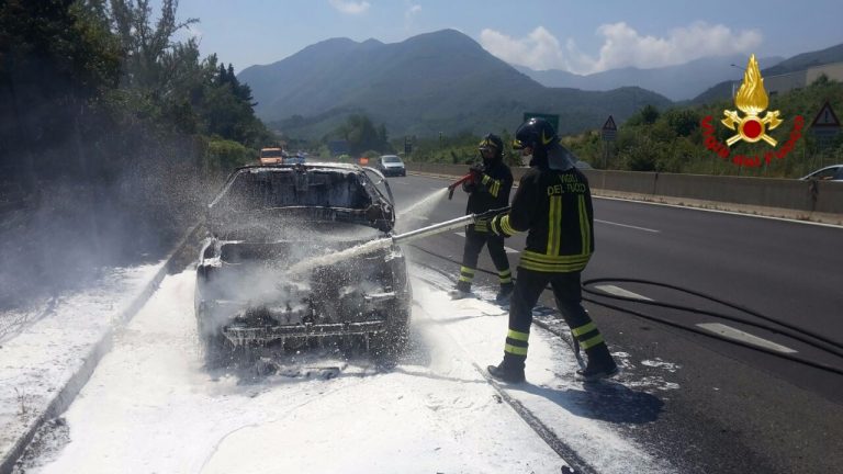 Auto in fiamme sul raccordo AV-SA, a bordo padre e figlia