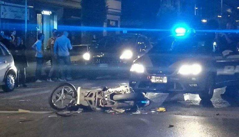 FOTO/ Scooter contro auto: brutto incidente a Via De Conciliis