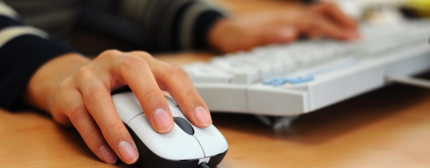 Troppe ore su Facebook al lavoro, la Cassazione conferma il licenziamento di una donna
