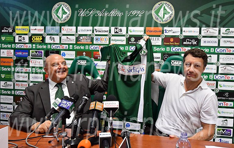 Avellino, Taccone presenta la nuova maglia con Anna Falchi madrina