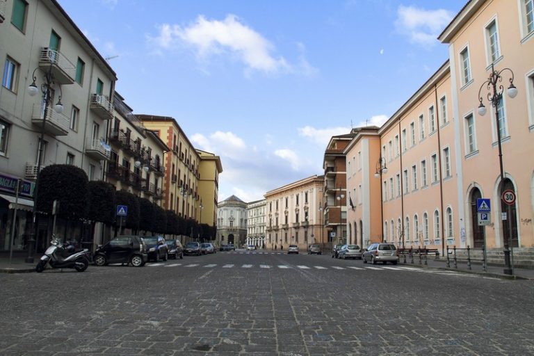 Piazza Garibaldi diventa “Strada Scolastica”: avviata la fase di prova davanti al Regina Margherita