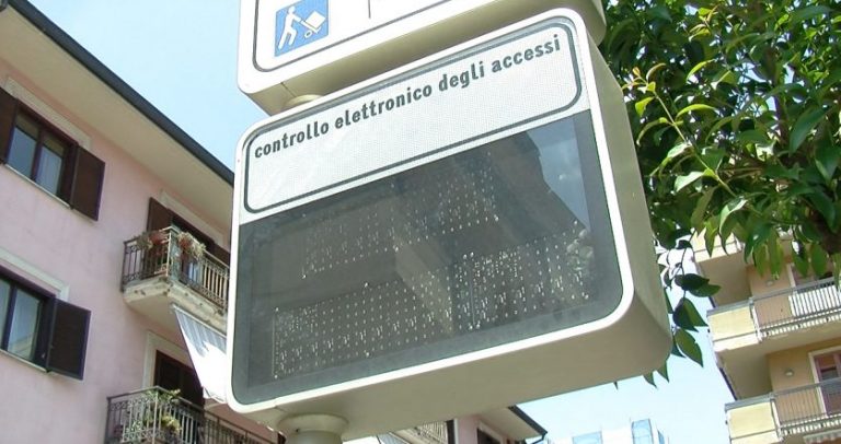 Unione Consumatori contro la Ztl di via Trinità: “Segnaletica poco chiara”