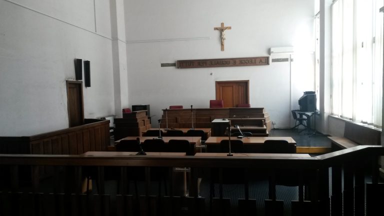 Accusata di non aver impedito la violenza del “pastore” sulla figlia: mamma assolta