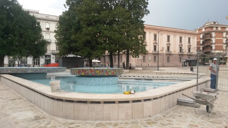 Piazza Libertà: al via la pulizia. Porta a porta: a ottobre si parte