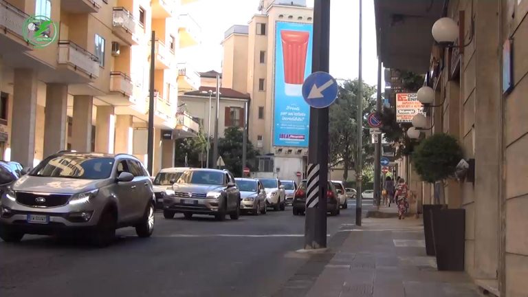 VIDEO/ Ci vuole Costanza e il palo della metropolitana leggera in mezzo alla strada