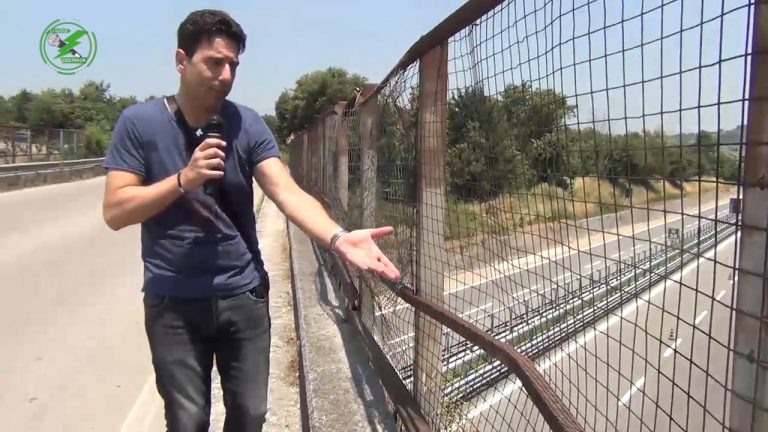 VIDEO/ Ci vuole Costanza: il ponte sull’autostrada è senza guard rail!