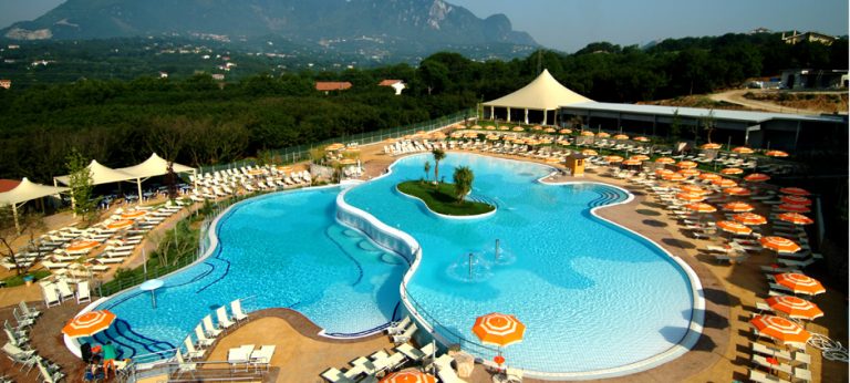 Perde i sensi mentre gioca in acqua al “Country Sport”, bambino ricoverato al Santobono