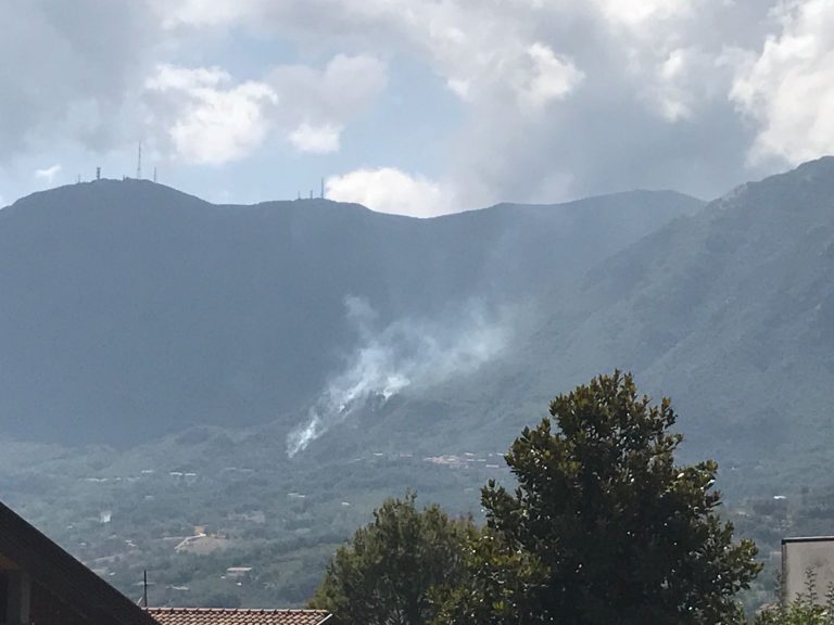 L’Irpinia brucia, grave incendio tra Summonte e Pietrastornina 