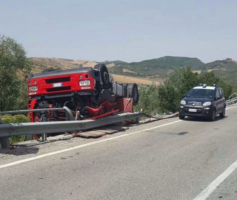 Grave incidente in Irpinia: Tir si ribalta sulla carreggiata, l’autista trasportato in eliambulanza 