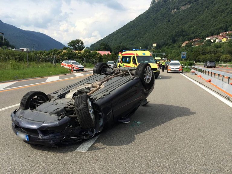 Guida ai limiti del coma etilico e si ribalta con l’auto ad Avellino, nei guai un 51enne