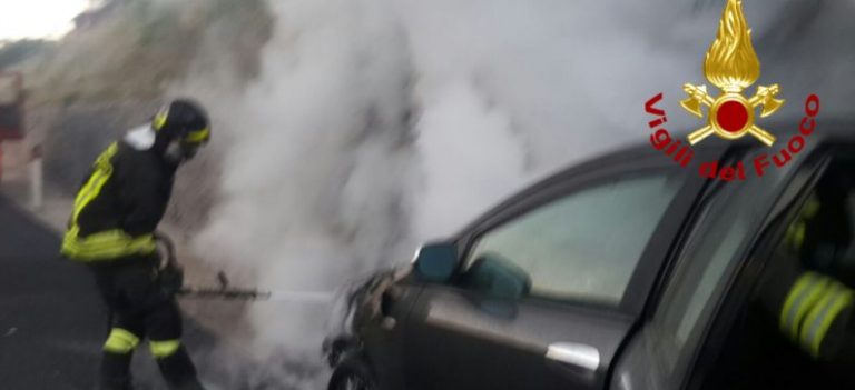 Due auto in fiamme: i Vigili del Fuoco evitano il peggio