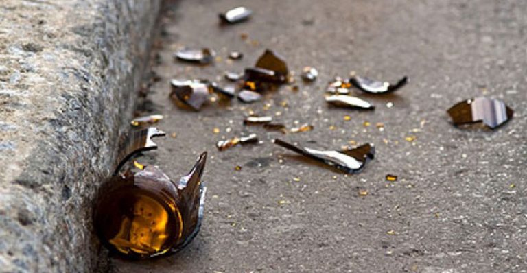 Vendica il furto di scarpe ferendo il ladro con cocci di bottiglia, rissa tra profughi