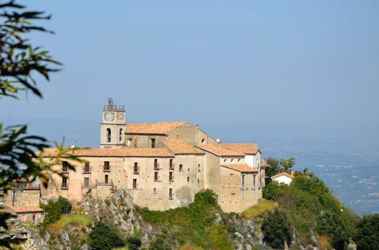 Covid, dipendente positivo a Castelvetere sul Calore: chiusi gli uffici comunali