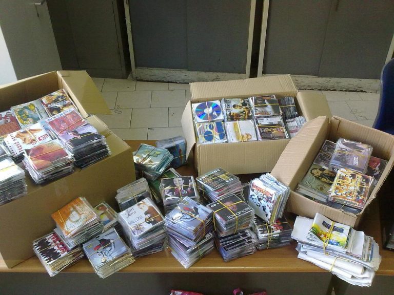 Vendita di CD e DVD contraffatti, scatta la denuncia per un 60enne