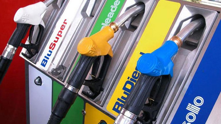 Si rifornisce di benzina usando una banconota falsa, denuncia per un 45enne