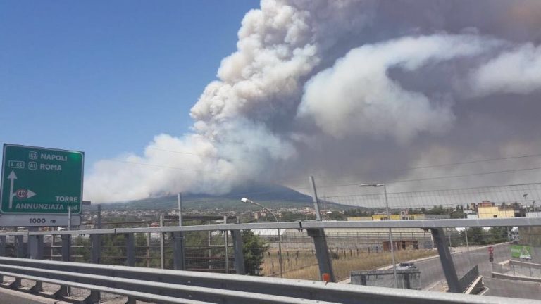 Inferno di fuoco in Campania, chi sono i piromani?