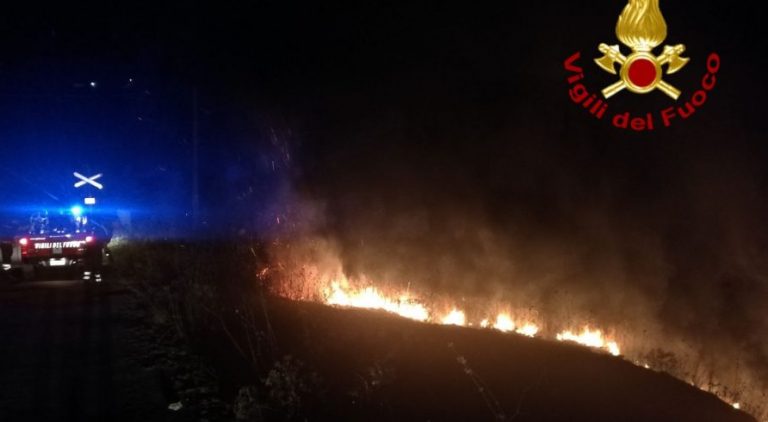 VIDEO/ Notte di fuoco sull’Ofantina, in fiamme 2000 metri di sterpaglie e arbusti