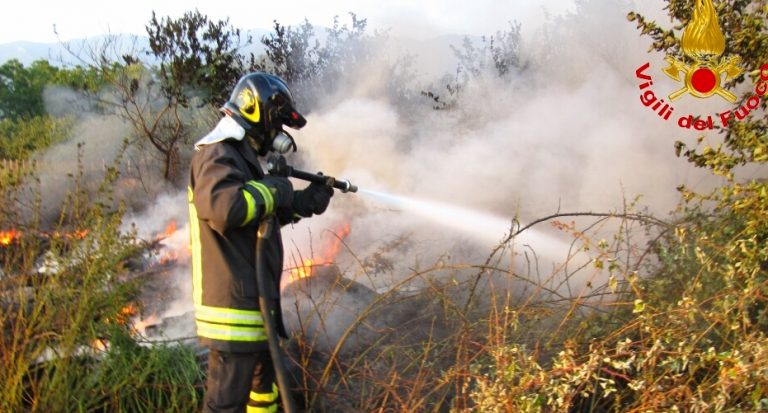 Incendi in Irpinia, le fiamme lambiscono ristorante e abitazioni